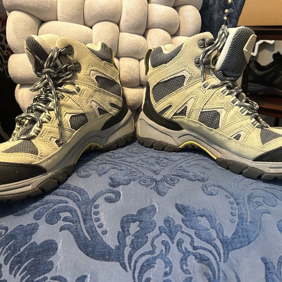 LL Bean women's hiking boots tan gray Dri-Lex size 6.5 medium - Picture 2 of 6